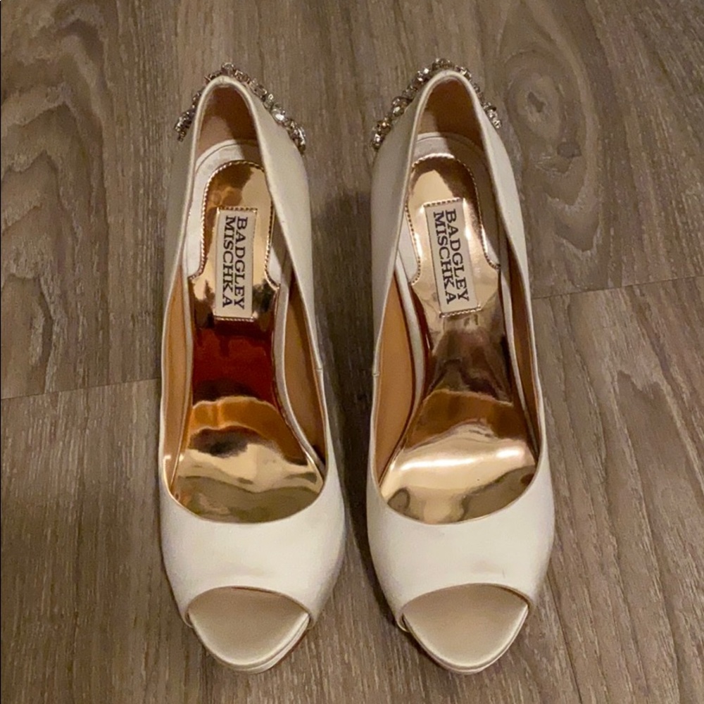 Badgley Mischka Kiara Ivory Satin Size 7